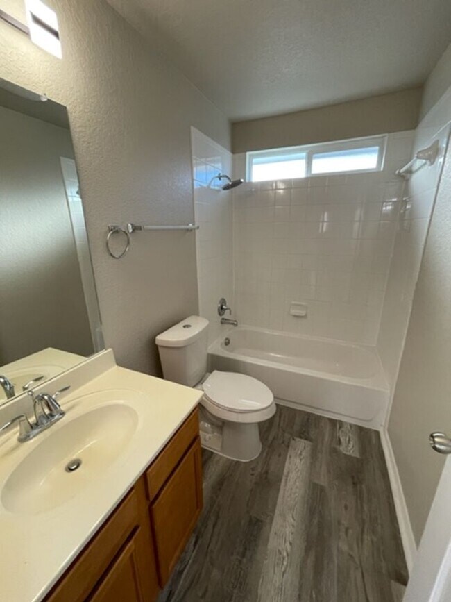 Building Photo - Move-in Ready 3-Bed, 2-Bath Home in Riposa Vita! (SE San Antonio)