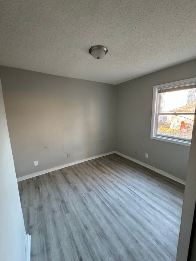 Building Photo - C-House