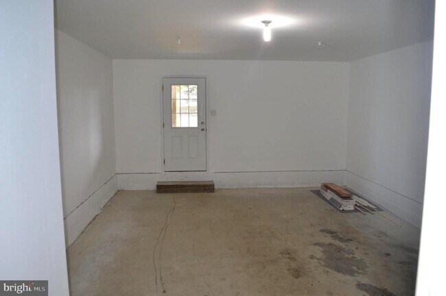 Building Photo - 327 S Adams St