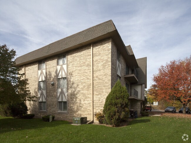 Building Photo - 10735 Green Meadows Dr