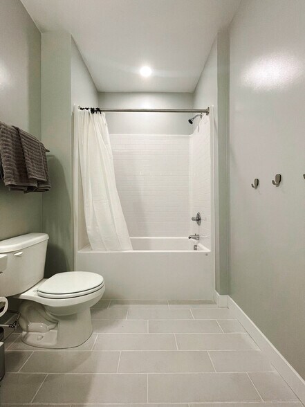 Building Photo - 2530 University Ave