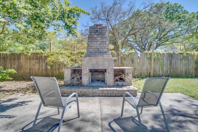 Building Photo - Modern and updated 3/ 2 bath ranch home in Old Hickory Subdivision of SW Pensacola Near NAS and P...