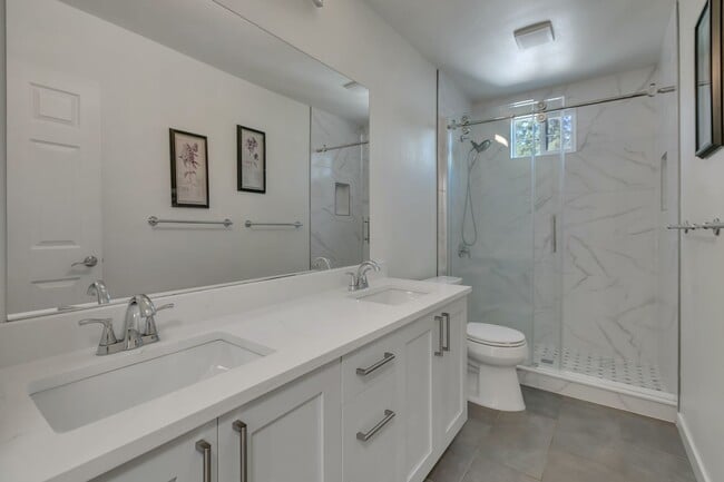 Building Photo - Updated Renton Retreat with Bonus Room, Fe...