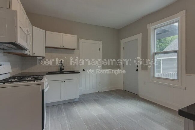 Building Photo - 1500 N Irving Ave