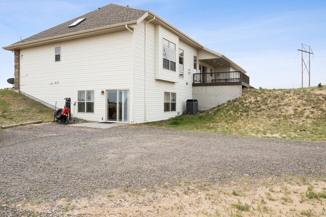 Building Photo - Executive 3-Bed Ranch Main Level - Private...