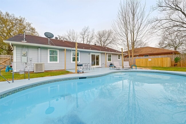 Primary Photo - 5330 Hialeah Dr