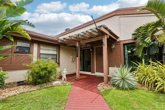 Building Photo - 2731 Parkview Dr S