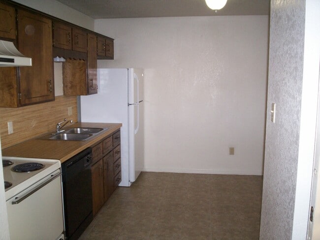 Building Photo - 2205 Botanical Dr