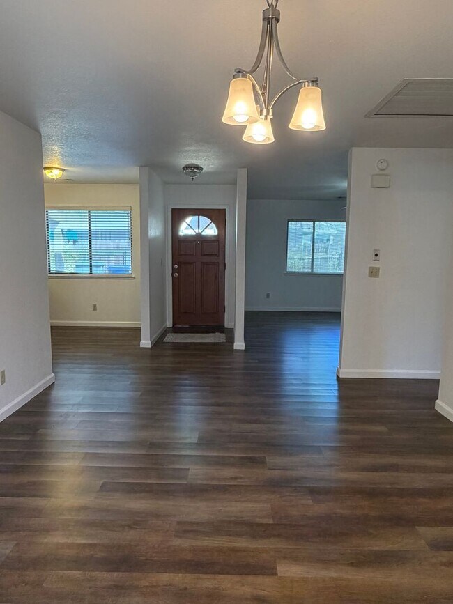 Building Photo - 3 bedroom Townhouse in East Redding