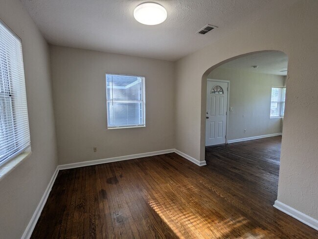 Building Photo - Great 3 Bedroom 1 Bath in convenient locat...