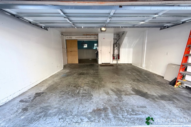 Building Photo - Spacious 3 bedroom, 2.5 Bathroom Condo w/ Bonus Room in South San Francisco