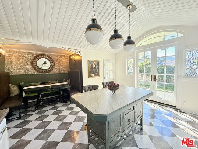 Building Photo - 370 Main St