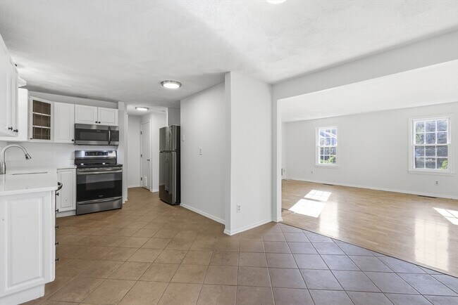 Building Photo - 146 Russet Ln