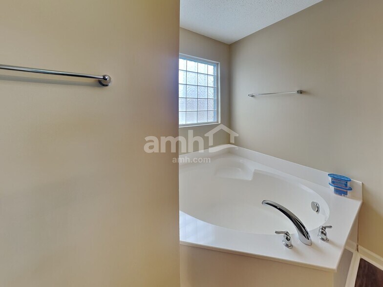 Building Photo - 6425 W Cedar Chase Dr