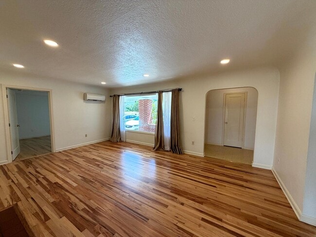 Building Photo - 735 E 23rd Ave