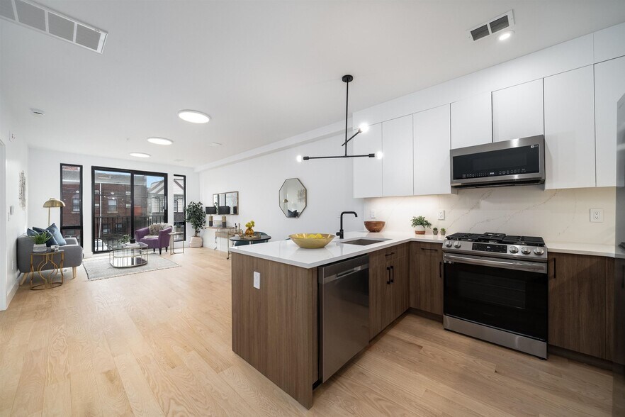 Building Photo - 10 Brinkerhoff St