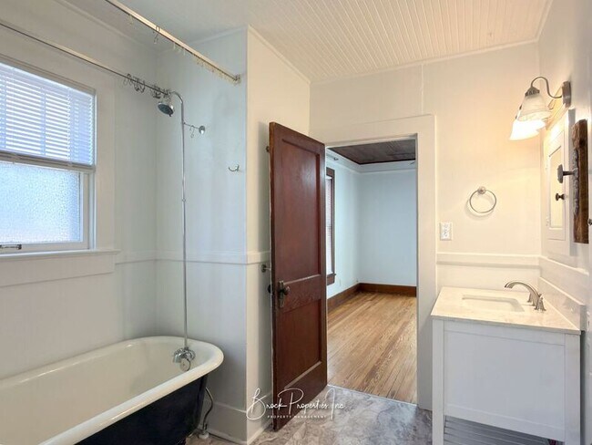 Building Photo - 1613 E Blount St