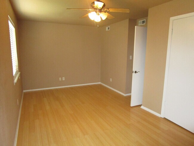 Building Photo - (2) Bed/(2.5) Bath Townhome Avail Now! Poo...