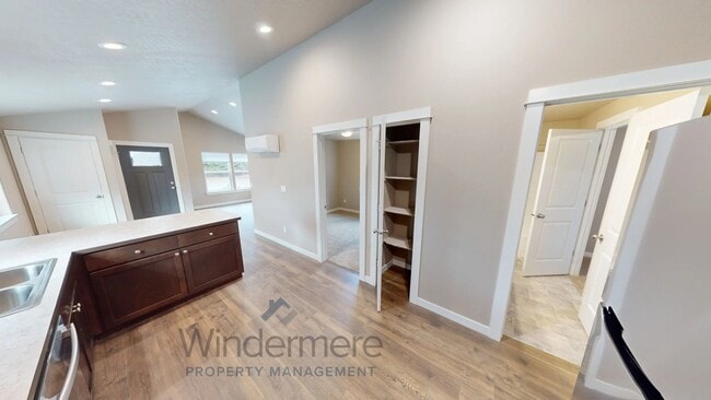 Building Photo - 221 Laurel St