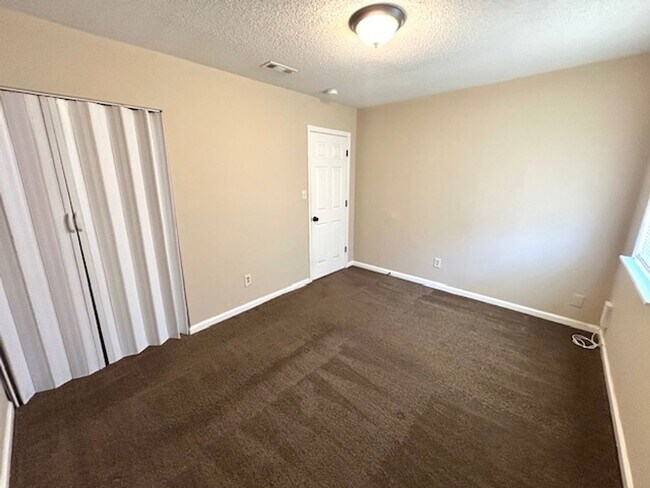 Building Photo - THREE BEDROOM HOME - CLOSE TO ALABAMA A&M