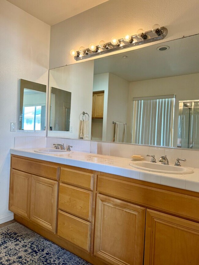 Building Photo - Spacious 4 Bedroom in Oxnard