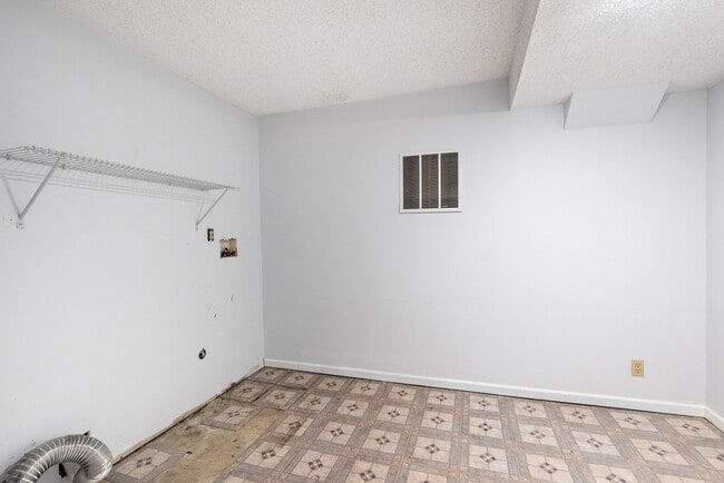 Building Photo - 4 Bed home in Olathe- Quick access to I-35