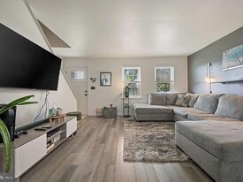 Building Photo - 147 Holmes St