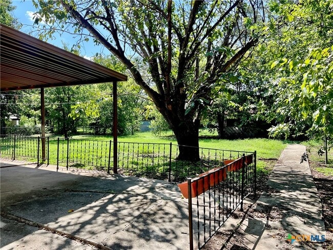 Building Photo - 1402 Duvall Dr