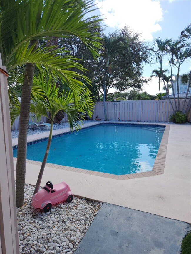 Building Photo - 4521 NE 21st Ave