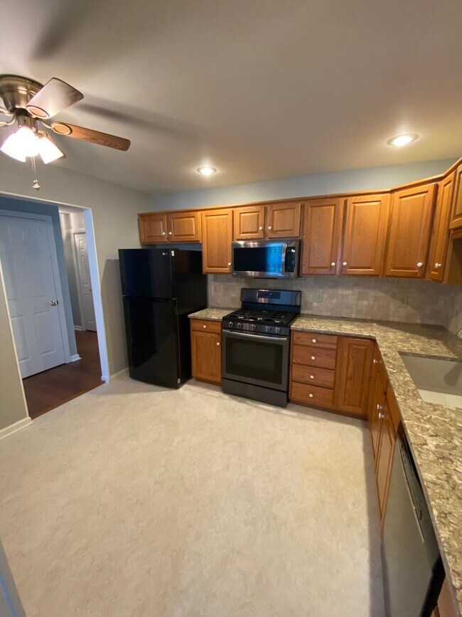 Building Photo - Beautiful 3 BR End Unit Townhouse in Summit Hills!