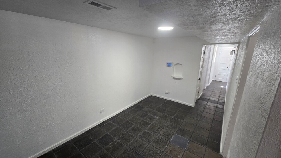 Building Photo - 1557 1/2 Tamarac St