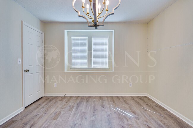 Building Photo - Spacious 4 Bedroom Home with Loft – Prime ...