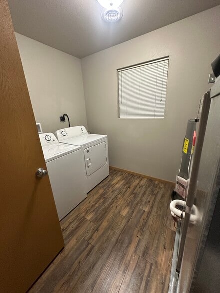laundry room - 1409 E Sioux Ave