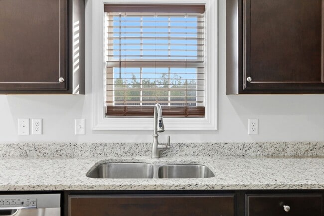 Building Photo - Spacious Living in Stateside – Comfort, Style & Convenience!