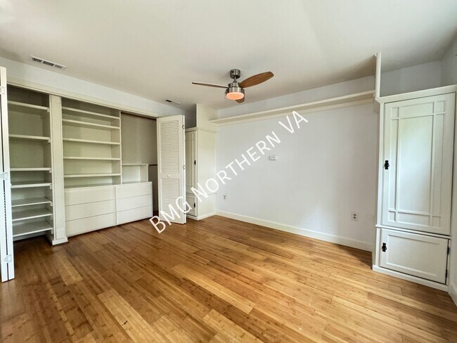 Building Photo - 8221 Barron St