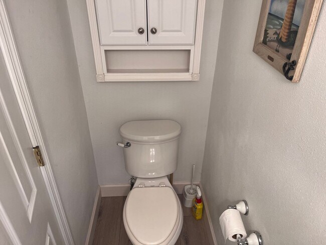 Building Photo - Furnished Beachside Townhome 2 bedroom/ 1.5 bath Dog Friendly Walk to beach