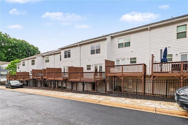 Building Photo - 3030 Liberty Way NW