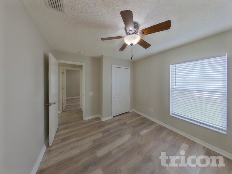 Building Photo - 233 Lakeway Ln