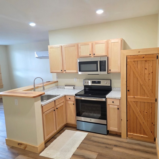 Building Photo - 121 E Main St