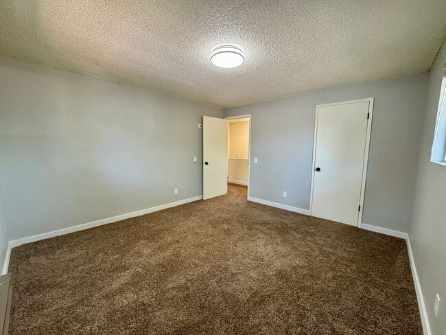 Building Photo - Move-In Ready 2-Bedroom 1 Bathroom Apartme...