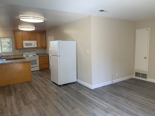 Building Photo - 39-1810