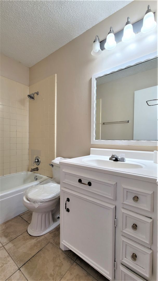 Building Photo - Fabulous home in lovely, convenient neighborhood