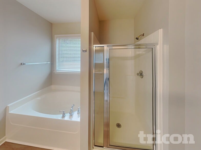 Building Photo - 654 Ivy Chase Loop