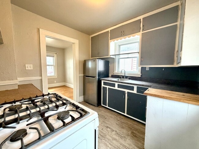 Building Photo - Cozy 2 Bedroom Single Family Home- Near Bellevue Wi