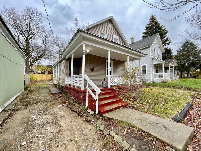 Building Photo - Three Bedroom Home in Southeast Grand Rapids