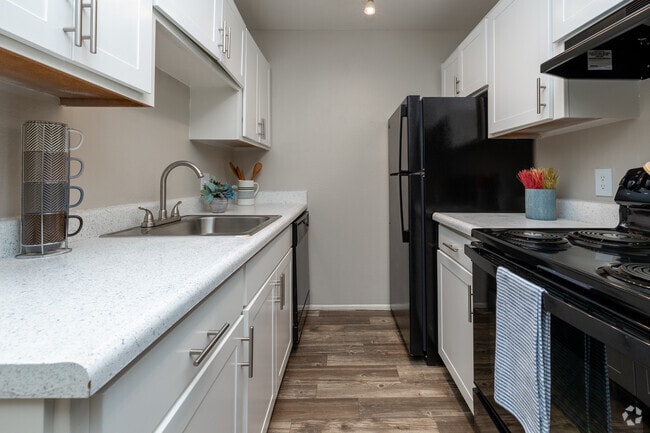 1BR, 1BA - 615SF - Kitchen - Toscana Cove Apartments