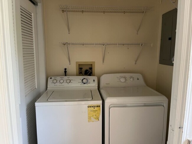 Building Photo - 3 bedroom 2 bath house Rent  -----------Linwood  $2500