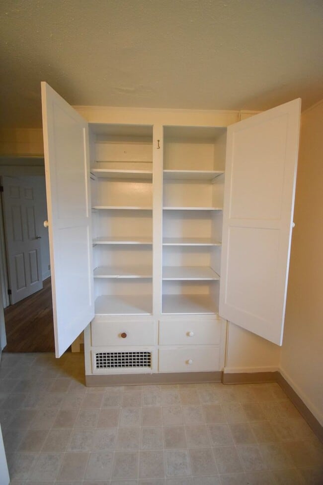 Building Photo - Spacious Three Bedroom House in Mill Hall!