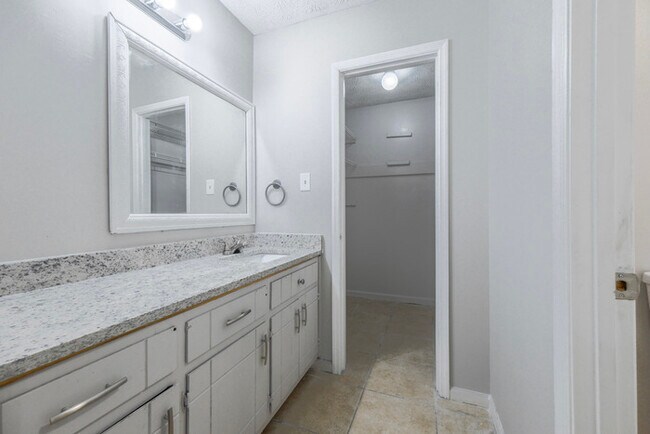 Building Photo - Cozy 3-Bedroom Rental with Fireplace & Mod...