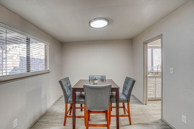 Building Photo - 311 Zenith Dr